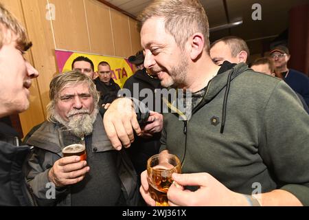 Most, Tschechische Republik. Februar 2024. Am 12. Februar 2024 fand im Restaurant Severka in Most, Tschechien, die dritte Debatte über die Zensur mit dem tschechischen Innenminister und STAN-Führer Vit Rakusan (rechts) statt. Quelle: Ondrej Hajek/CTK Photo/Alamy Live News Stockfoto