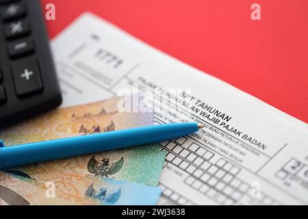 Indonesisches Steuerformular 1771 Körperschaftsteuerpflichtige jährliche Einkommensteuererklärung mit Stift liegt auf der Tabelle des Wirtschaftsprüfers Stockfoto