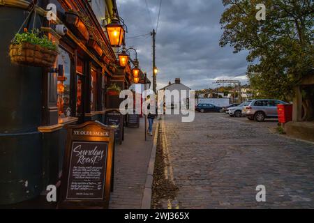 Die High St Leigh-on-Sea in der Abenddämmerung an einem Wintertag Stockfoto