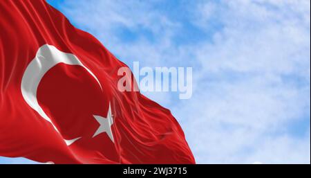 Türkische Nationalflagge winkt an einem klaren Tag im Wind Stockfoto