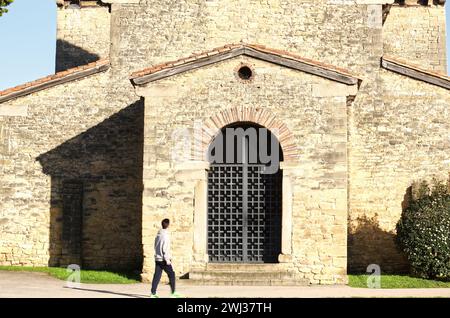 Oviedo, Asturien, Spanien. Die Basilika San Julián de los Prados oder Santullano ist eine vorromanische Kirche aus dem Beginn des 9. Jahrhunderts. Tag Stockfoto