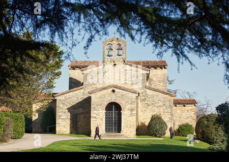 Oviedo, Asturien, Spanien. Die Basilika San Julián de los Prados oder Santullano ist eine vorromanische Kirche aus dem Beginn des 9. Jahrhunderts. Tag Stockfoto