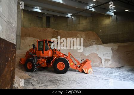 Department of Sanitation Equipment im DSNY Spring Street Salt Shed am 12. Februar 2024 in New York City. Stockfoto