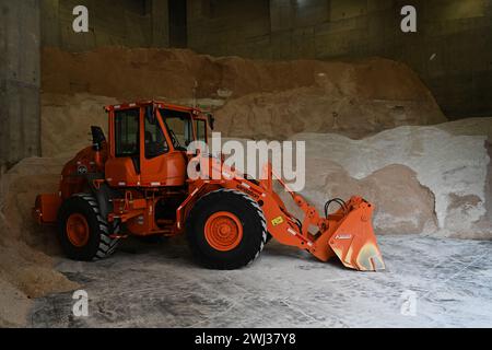 Department of Sanitation Equipment im DSNY Spring Street Salt Shed am 12. Februar 2024 in New York City. Stockfoto