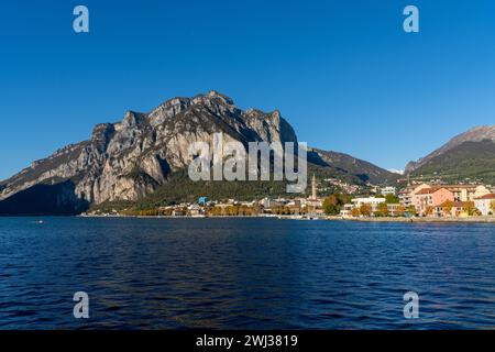 Lecco am Ufer des Comer Sees mit Berglandschaft im Hintergrund Stockfoto