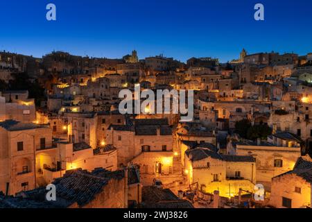 Blick auf die Altstadt von Matera nach Sonnenuntergang mit den Lichtern Stockfoto