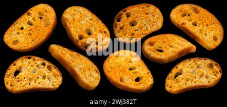 Scharfe Bruschetta Cracker, Brotcroutons auf schwarzem Hintergrund Stockfoto
