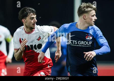 Utrecht, Niederlande. Februar 2024. UTRECHT, 12.02.2024, Zoudenbalch, Keuken Kampioen Divisie, niederländischer Fußball, Saison 2023/2024, während des Spiels Jong Utrecht - Jong AZ, Jong FC Utrecht Spieler Wessel Kooy, Jong AZ Spieler Nick Koster Credit: Pro Shots/Alamy Live News Stockfoto