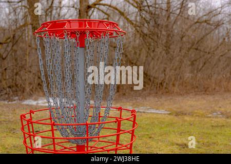 Red Disc Golftor, Netz, Stangenloch, Einklemmkorb an einem rohen Wintertag. Stockfoto