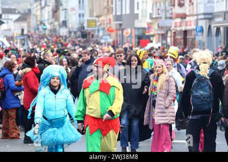 Traditionelle Karnevalsumzüge im Ruhrgebiet Impressionen von den zahlreichen Besuchern des traditionellen Karnevalsumzugs im Essener Ortsteil Kupferdreh, wo überwiegend Eltern mit ihren Kindern anzutreffen waren. Essen Nordrhein-Westfalen Deutschland Kupferdreh *** traditionelle Karnevalsumzüge im Ruhrgebiet Impressionen von den zahlreichen Besuchern der traditionellen Karnevalsparade im Kupferdreh-Bezirk Essen, bei der sich vor allem Eltern und ihre Kinder aufhielten Essen Nordrhein-Westfalen Deutschland Kupferdreh Stockfoto