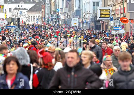 Traditionelle Karnevalsumzüge im Ruhrgebiet Impressionen von den zahlreichen Besuchern des traditionellen Karnevalsumzugs im Essener Ortsteil Kupferdreh, wo überwiegend Eltern mit ihren Kindern anzutreffen waren. Essen Nordrhein-Westfalen Deutschland Kupferdreh *** traditionelle Karnevalsumzüge im Ruhrgebiet Impressionen von den zahlreichen Besuchern der traditionellen Karnevalsparade im Kupferdreh-Bezirk Essen, bei der sich vor allem Eltern und ihre Kinder aufhielten Essen Nordrhein-Westfalen Deutschland Kupferdreh Stockfoto