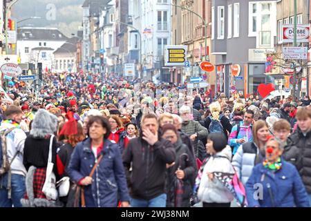 Traditionelle Karnevalsumzüge im Ruhrgebiet Impressionen von den zahlreichen Besuchern des traditionellen Karnevalsumzugs im Essener Ortsteil Kupferdreh, wo überwiegend Eltern mit ihren Kindern anzutreffen waren. Essen Nordrhein-Westfalen Deutschland Kupferdreh *** traditionelle Karnevalsumzüge im Ruhrgebiet Impressionen von den zahlreichen Besuchern der traditionellen Karnevalsparade im Kupferdreh-Bezirk Essen, bei der sich vor allem Eltern und ihre Kinder aufhielten Essen Nordrhein-Westfalen Deutschland Kupferdreh Stockfoto