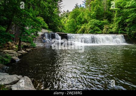 DuPont State Forest, North Carolina, 11. Juni 2021: An einem schönen Sommertag in den Hooker Falls in North Carolina ist man Fishing Stockfoto