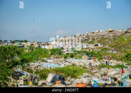 Lagos, Nigeria, 22. November 2019: Menschen leben und sammeln durch Müll auf einer Mülldeponie in Lagos, Nigeria Stockfoto