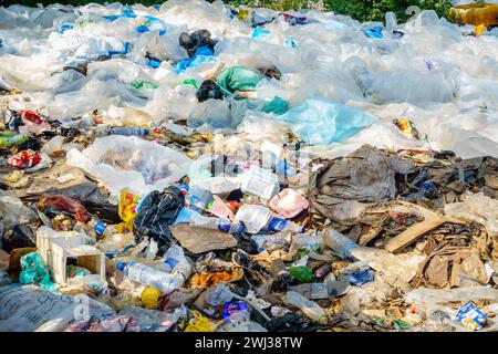 Lagos, Nigeria, 11. November 2019: Kunststoffabfälle an einer Abfallentsorgungsanlage in Lagos, Nigeria Stockfoto