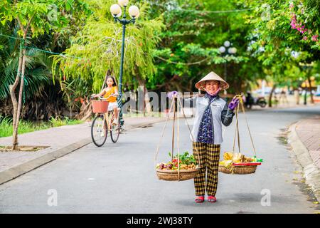 Hoi an, Vietnam, 20. November 2022: Ein Straßenobst in der Stadt Hoi an in Vietnam Stockfoto