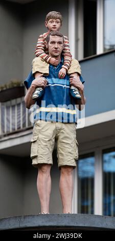 Realistische Skulptur von Heiligem Vater und Sohn auf einer Liftfassensäule, Düsseldorf, Deutschland, Europa Stockfoto