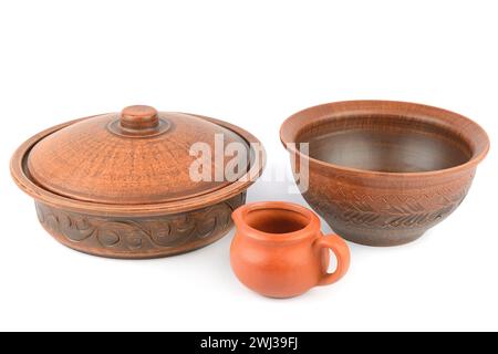 Schöne Tontöpfe und Tasse isoliert auf weißem Hintergrund. Stockfoto