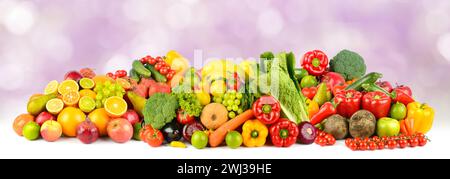 Panoramafoto gesundes und nützliches Gemüse und Obst auf verschwommenem Hintergrund. Stockfoto