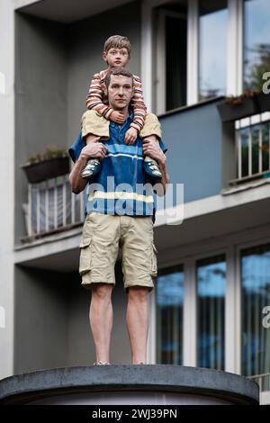 Realistische Skulptur von Heiligem Vater und Sohn auf einer Liftfassensäule, Düsseldorf, Deutschland, Europa Stockfoto