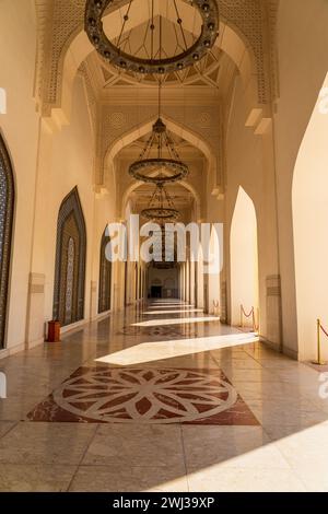 doha, katar - 02. februar 2024: Sonnenlicht kommt durch das bunte Buntglasfenster einer Moschee. Stockfoto