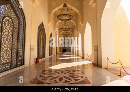 doha, katar - 02. februar 2024: Sonnenlicht kommt durch das bunte Buntglasfenster einer Moschee. Stockfoto