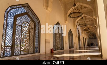 doha, katar - 02. februar 2024: Sonnenlicht kommt durch das bunte Buntglasfenster einer Moschee. Stockfoto