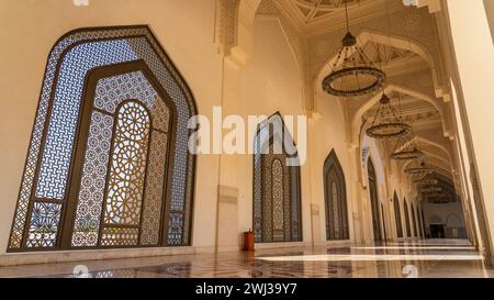 doha, katar - 02. februar 2024: Sonnenlicht kommt durch das bunte Buntglasfenster einer Moschee. Stockfoto