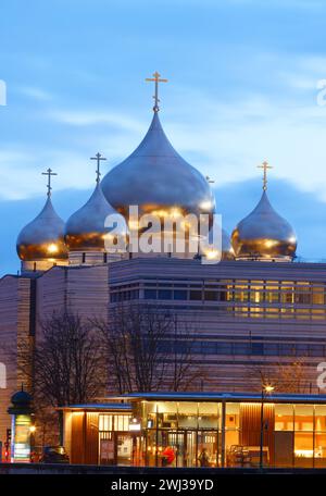 Blick auf die russisch-orthodoxe Kirche Kathedrale der Heiligen Dreifaltigkeit in der Nähe des Eiffelturms in Paris. Paris. Frankreich. Stockfoto