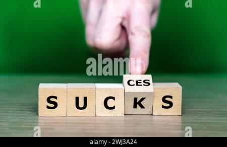 Die Hand dreht Holzwürfel und ändert das Wort "Scheiße" zum Erfolg. Stockfoto