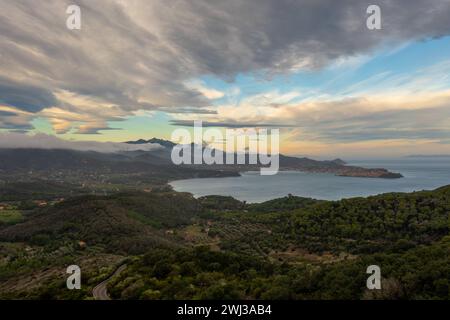 Blick auf kurvige Bergstraße und Portoferraio Bay auf Elba Island bei Sonnenaufgang Stockfoto