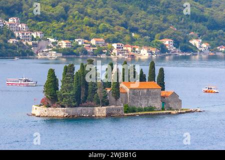 St. George Island in der Nähe von Perast, Montenegro und Booten Stockfoto