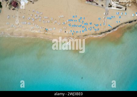 Drohne vom Strand Sandstrand tropischer Strand. Sommerferien Urlaub am Meer. Stockfoto