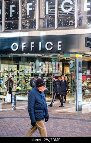 Kingston-upon-Thames, London UK, 12. Februar 2024, People Walking Past Office Retail Shoe Fashion High Street Outlet Shop Eingang Stockfoto