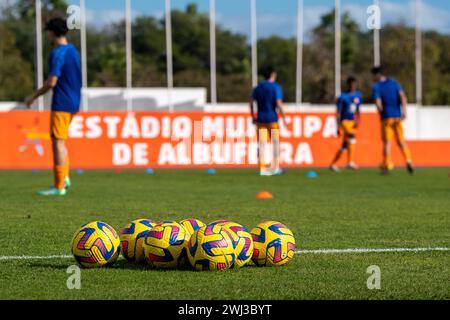 Albufeira, Portugal. Februar 2024. Bälle während des Algarve Cup-Spiels zwischen Portugal U17 und den Niederlanden U17 am 10. Februar 2024 in Albufeira, Portugal Credit: Orange Pics BV/Alamy Live News Stockfoto