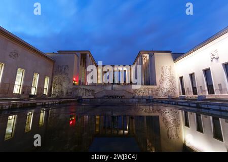 Gebäude mit dem Museum für Moderne Kunst der Stadt Paris und dem Tokyo Palace am regnerischen Abend. Es befindet sich in der Nähe des Eiffelturms im 16. Bezirk Stockfoto