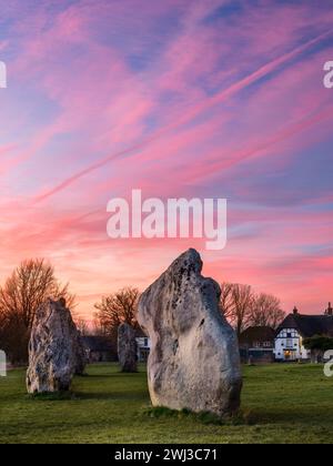 Montag, 12. Februar 2024 - Ein wunderschöner Himmel am Ende des Tages über dem alten megalithischen Steinkreis in Avebury, Wiltshire. Quelle: Terry Mathews/Alamy Live News Stockfoto