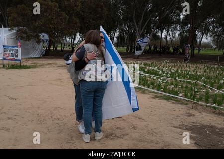 Besucher umarmen die Gedenkstätte in Re'im, Süd-Israel, am 12. Februar 2024, eine Szene, in der Hamas-Terroristen, die am 7. Oktober 2023 aus dem Gazastreifen in Israel infiltrierten, etwa 325 Israelis massakrierten, die auf diesen Feldern eine Tanzparty besuchten. Foto von Jim Hollander/UPI Credit: UPI/Alamy Live News Stockfoto