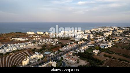 Drohnenblick von oben auf die Ferienortstadt. Protaras Stadt zypern. Sommerferienort Stockfoto