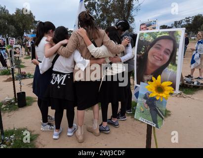 Israelische Besucher umarmen sich beim Anblick der Gedenkstätte in Re'im, Süd-Israel, am 12. Februar 2024, Szene, in der Hamas-Terroristen, die am 7. Oktober 2023 aus dem Gazastreifen in Israel infiltrierten, etwa 325 Israelis massakrierten, die auf diesen Feldern eine Tanzparty besuchten. Foto von Jim Hollander/UPI Credit: UPI/Alamy Live News Stockfoto