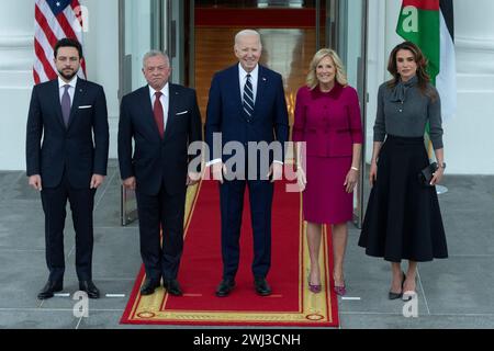 Washington, Usa. Februar 2024. US-Präsident Joe Biden (C) und First Lady Dr. Jill Biden begrüßen König Abdullah II., Königin Rania Al Abdullah und Kronprinz Hussein bin Abdullah von Jordanien am 12. Februar 2024 im Weißen Haus in Washington, DC. Foto: Chris Kleponis/ Credit: UPI/Alamy Live News Stockfoto