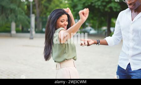 Eine Gruppe multiethnischer Freunde tanzt auf der Straße Stockfoto