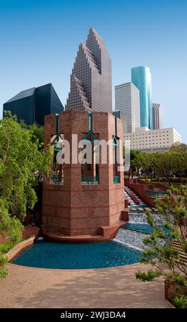 Pavillon und Wasserfall im Sesquicentennial Park am Ufer des Buffalo Bayou im Zentrum von Houston, Texas, USA Stockfoto