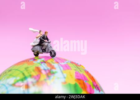 Ein Paar, das mit dem Motorrad auf dem Globe fährt, Valentines Konzept Stockfoto