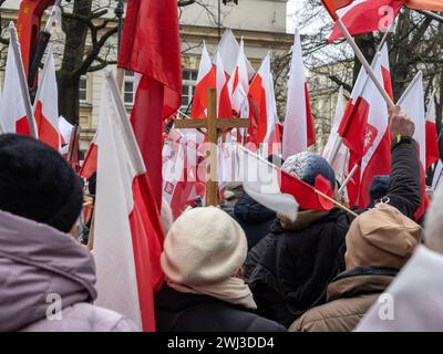 Warschau, Masowien, Polen - 10. Februar 2024: Demonstration freier Polen gegen Gesetzesbruch durch polnische Regierung. Stockfoto