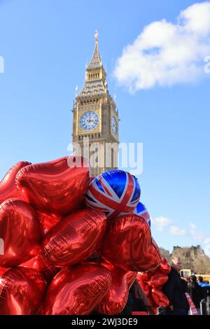 Rot, Valentine Heart Ballons auf der Westminster Bridge, mit Big Ben dahinter, in London, Großbritannien Stockfoto