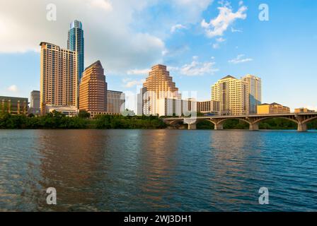 Austin, Hauptstadt von Texas - am Ufer des Lady Bird Lake, der vom Colorado River gebildet wird - gelegen - Skyline der Innenstadt von Austin, Texas - USA Stockfoto