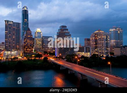 Austin, Hauptstadt von Texas – am Ufer des Lady Bird Lake, der vom Colorado River gebildet wird und von der Ann W. Richards Congress Avenue Bridge überspannt wird Stockfoto