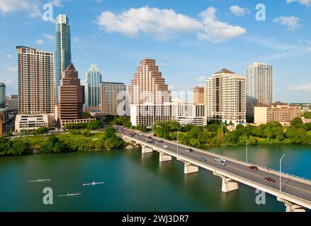 Austin, Hauptstadt von Texas – am Ufer des Lady Bird Lake, der vom Colorado River gebildet wird und von der Ann W. Richards Congress Avenue Bridge überspannt wird Stockfoto