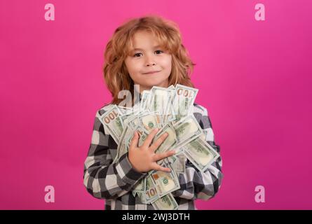 Amerikanische Träume. Glücklicher reicher Junge mit Geld in Bargeld. Stockfoto